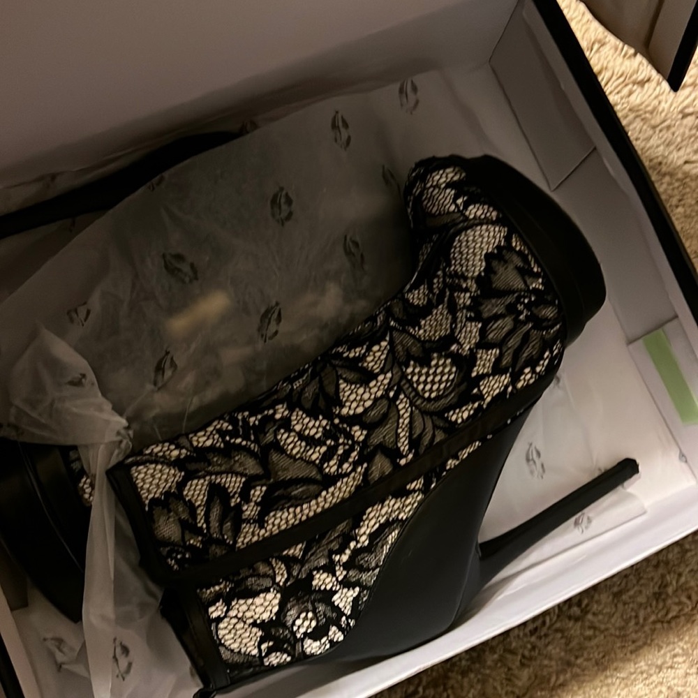 Colin Stuart lace booties size 9